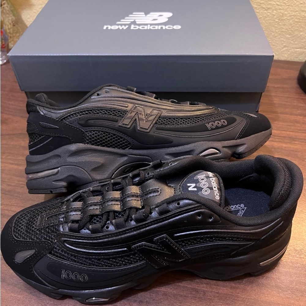 New Balance 1000 Triple Black – Men’s 10 / Women’s 11.5 – Brand New